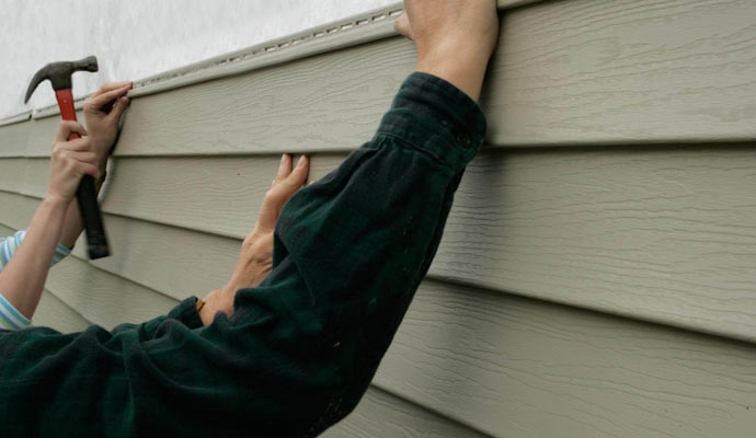 worker-replacing-and-installing-siding
